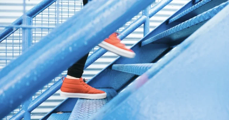 Treppe mit Fußgänger